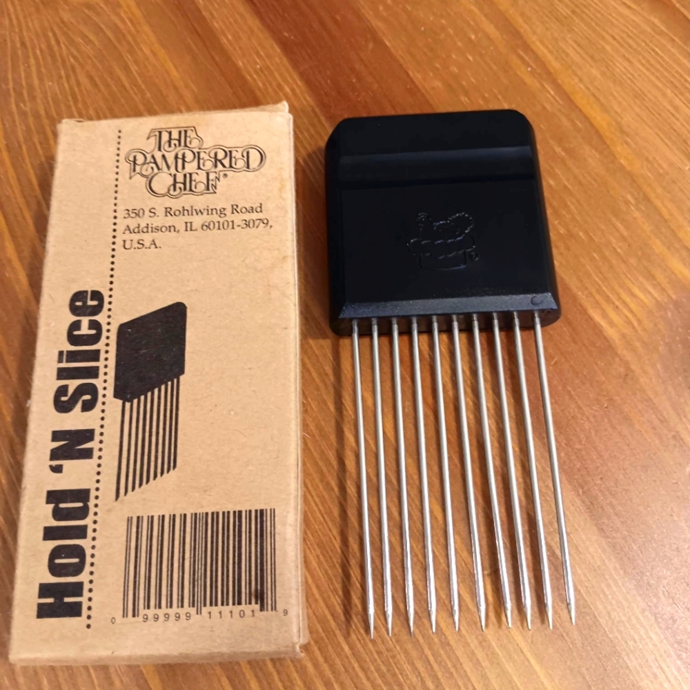 The Pampered Chef Hold "N" Slice new in box
